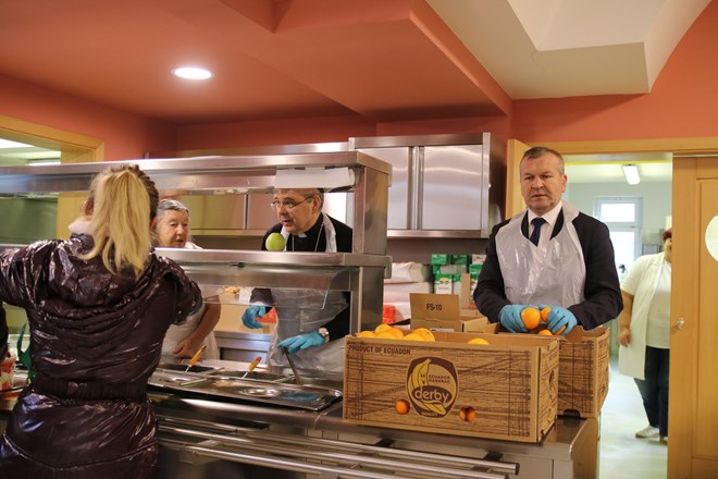 Biskup Radoš tradicionalno uoči Božića pohodio Caritasovu pučku kuhinju